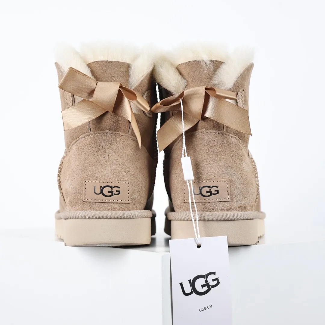 Pick up locally 💰600 Core recommended good price Independently developed original outsole and cashmere insole to keep you warm in winter and suitable for home use. In the new year, uug launched a style series, which is partially geared towards the preferences of young consumers and has also moved to the forefront of fashion trends. Shoe body material Water-repellent coated suede upper 17 mm UGGPURE™ implanted wool insole Lightweight non-slip comfortable rubber outsole With brand LOGO trademark Comes with a full set of packaging Size: 35 36 37 38 39 40